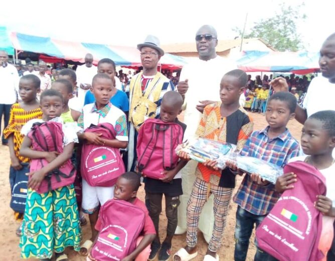 Côte d’Ivoire- Zouan-hounien: 1000 élèves reçoivent des kits scolaires
